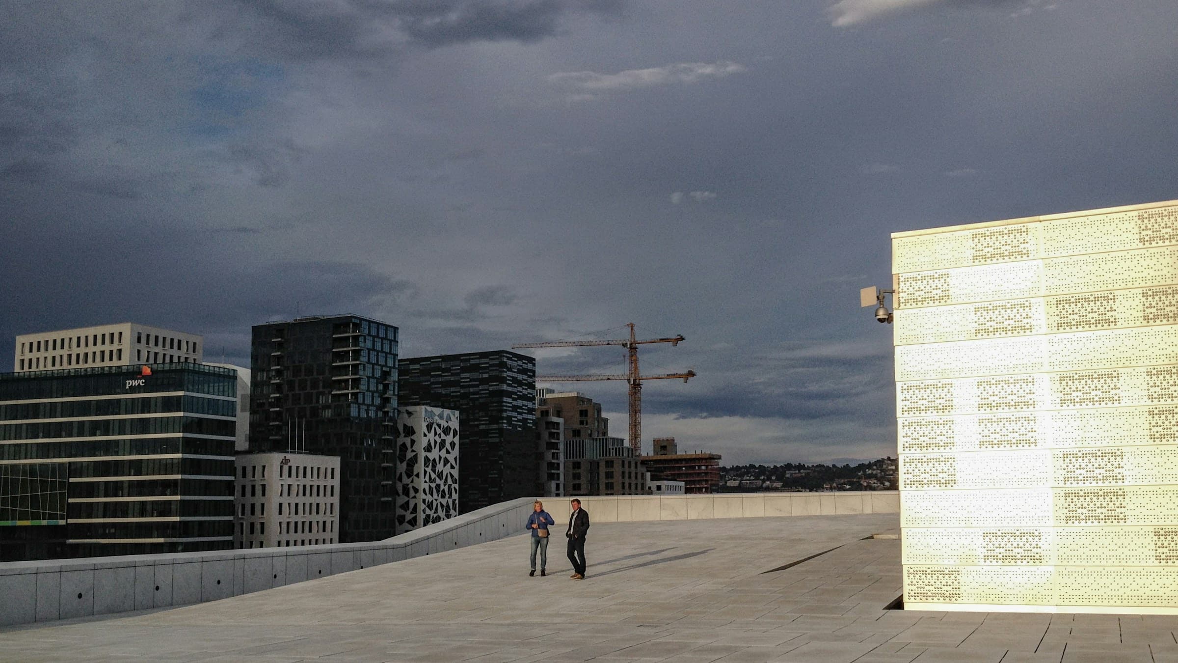 Byggekraner over nye bygg i Bjørvika, sett fra Operataket i Oslo